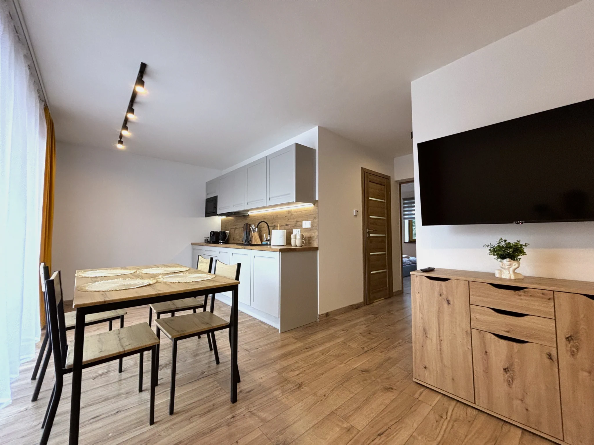 Apartament Magnas — salon z widokiem na Tatry